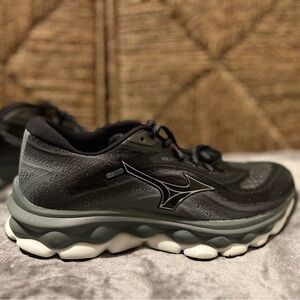 NEW Mizuno Women’s Wave Sky 7 Running Shoes (NEW without tags)